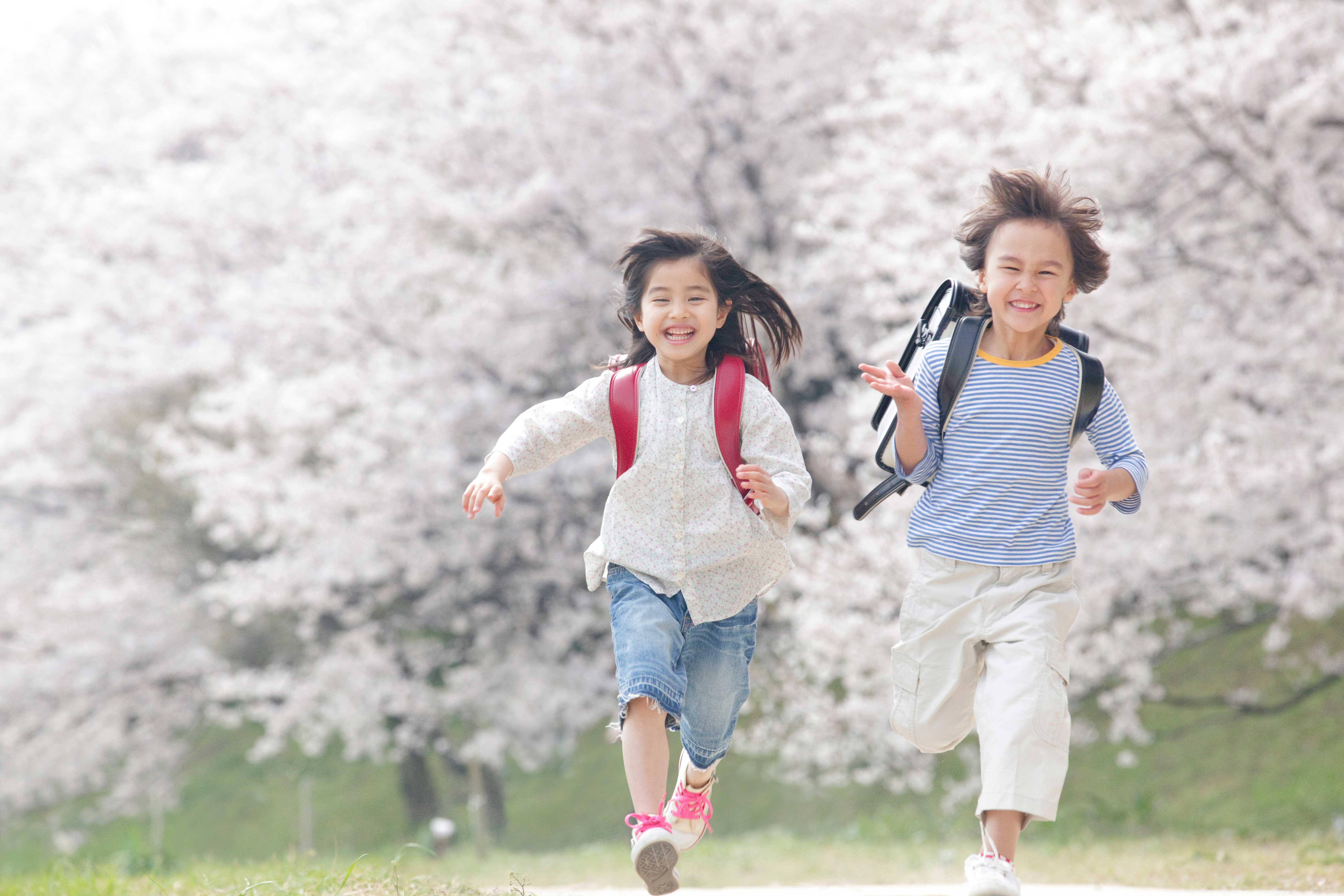 元気よく走ってくる子供たちの写真